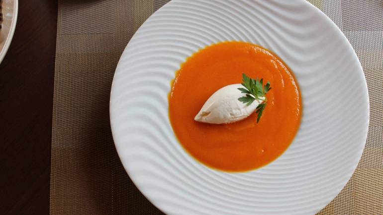 Soupe de carottes au gingembre et sa crème fouettée salée